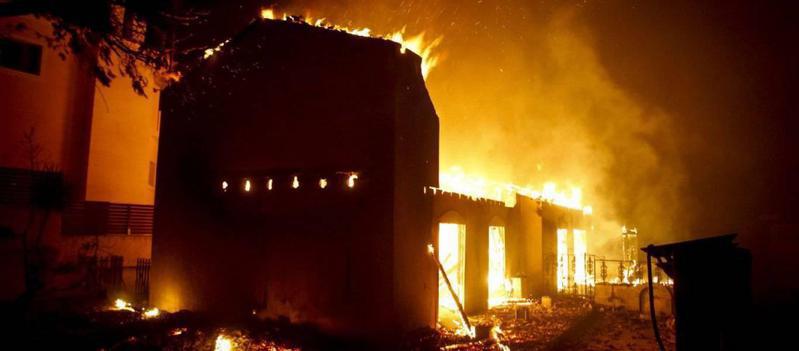 ΣΥΜΒΑΙΝΕΙ ΤΩΡΑ : Καίγεται σπίτι στην Αγίου Γεωργίου στη Ραφήνα  